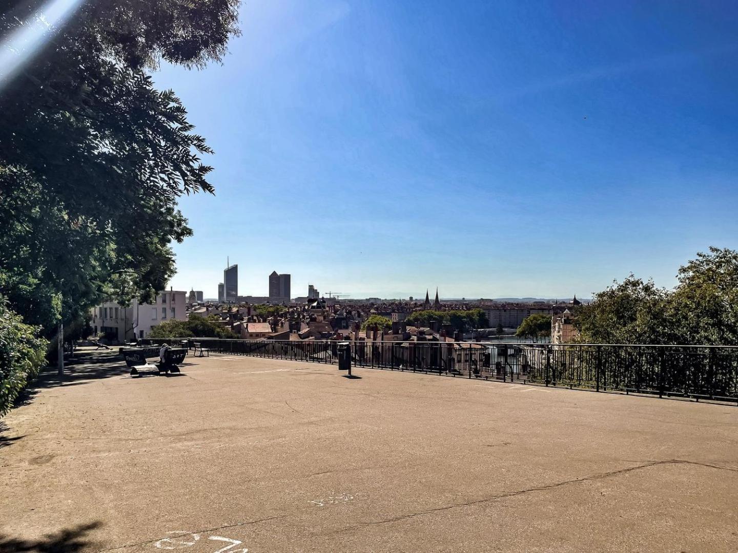 Le Duplex Des Pentes Ail Apartment Lyon Bagian luar foto